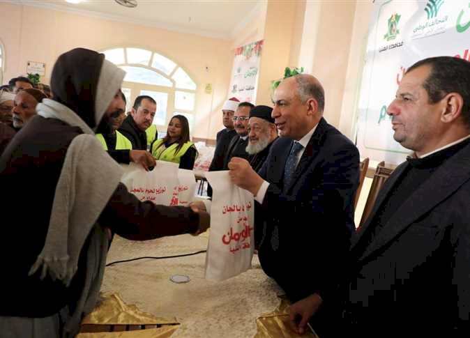 اقبال علي المطرانيات والكنائس للتهنئة بالعيد في المنيا