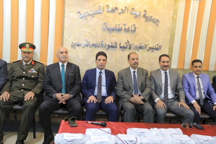 محافظ سوهاج يشارك أطفال بيت الرحمة المسيحية فرحتهم بعيد الميلاد