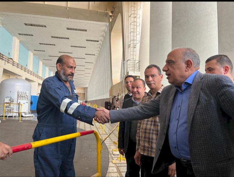 وزير الكهرباء  يتفقد محطة توليد كهرباء السد العالي باسوان