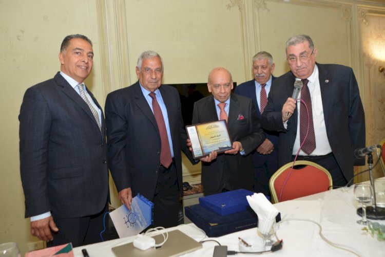 تكريم المستشار القانوني لشعبة النقل الدولي  بالغرفة التجارية  بالاسكندرية