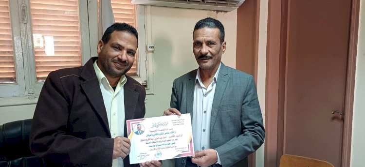 مدير عام التعليم بأبوتشت يكرم فندي تقديراً لجهوده وأدائه المتميز