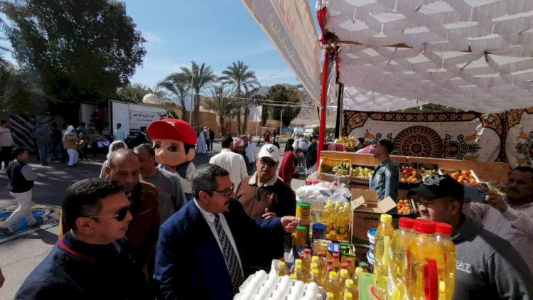 لليوم الثاني رئيس مدينة نويبع يتفقد سوق اليوم الواحد