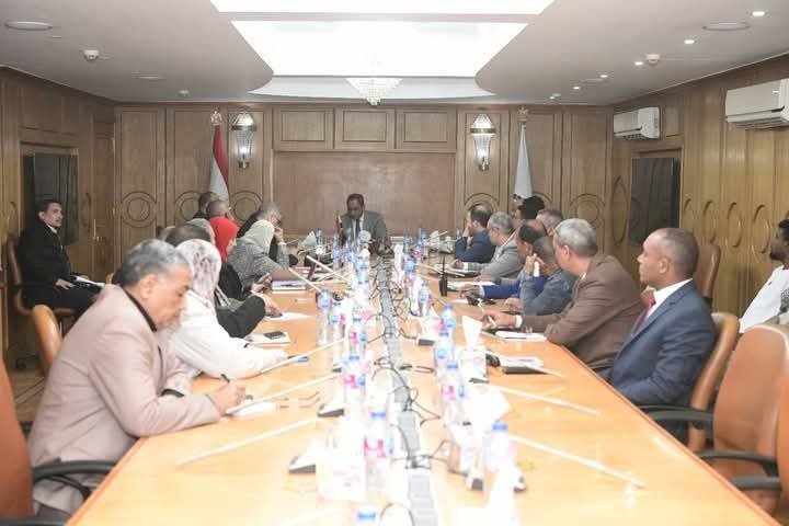 محافظ قنا يستعرض  أنسب السبل لحل مشكلات المواطنين