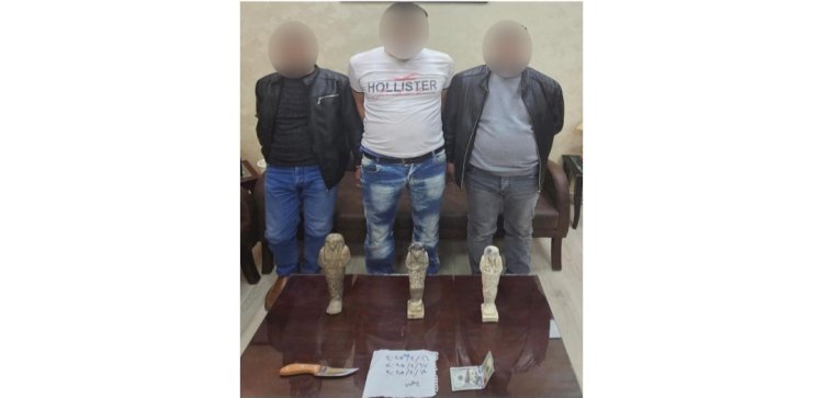 ضبط ٣ مواطنين بحوزتهم تماثيل للنصب علي ضحاياهم بالقاهرة