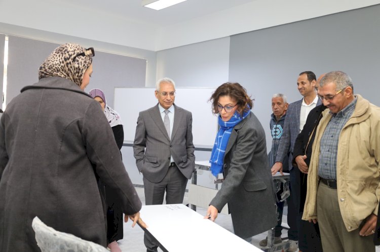رئيس جامعة المنيا يتفقد تطوير مدرجات الدراسة لمستوى القاعات الدراسية الذكية