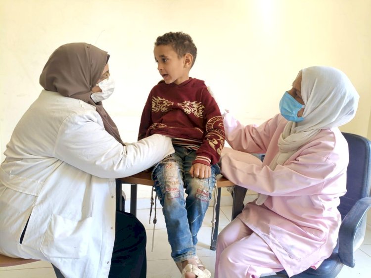 الكشف الطبي على 1245 مواطنًا خلال قافلة طبية بقرية بنى موسى بالمنيا