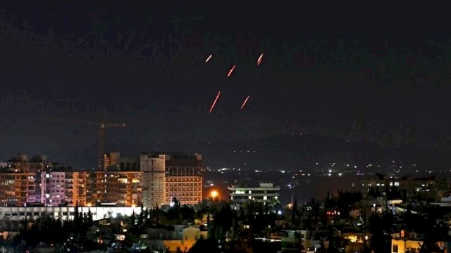 إسرائيل تقصف سوريا وتستهدف شخصية فلسطينية