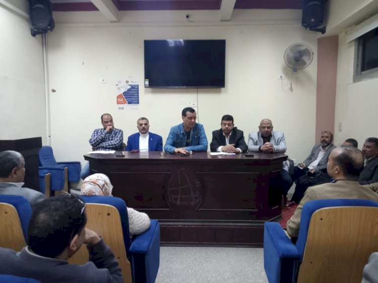 مدير تعليم سوهاج يعقد اجتماعًا  لمناقشة الاستعدادات لامتحانات نهاية العام
