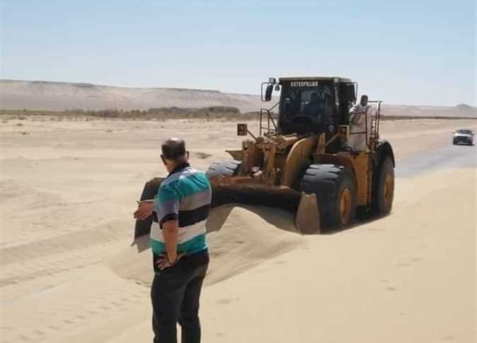 الرمال المتحركة تهدد طريق البهنسا  البويطي و 3 طرق بالغلق في المنيا