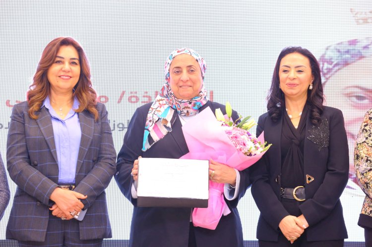 وزيرة التضامن تكرم مرجريت صاروفيم ومها هلالي .. أمهات مثاليات بالوزارة