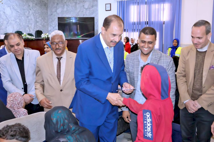 محافظ سوهاج يسلم 100 كفالة مالية للأسر الأولى بالرعاية