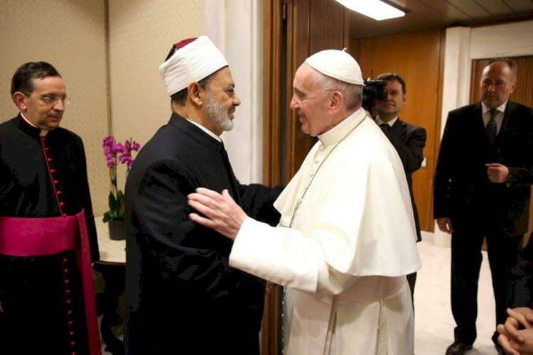 شيخ الأزهر ينعي بابا الفاتيكان: كرس حياته لرسالة السلام