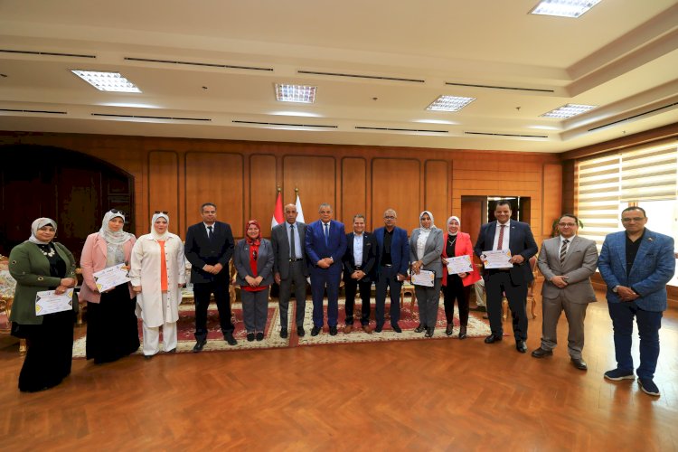 رئيس جامعة كفر الشيخ يكرم اعضاء هيئة التدريس الذين قاموا  بدورات تدريبية