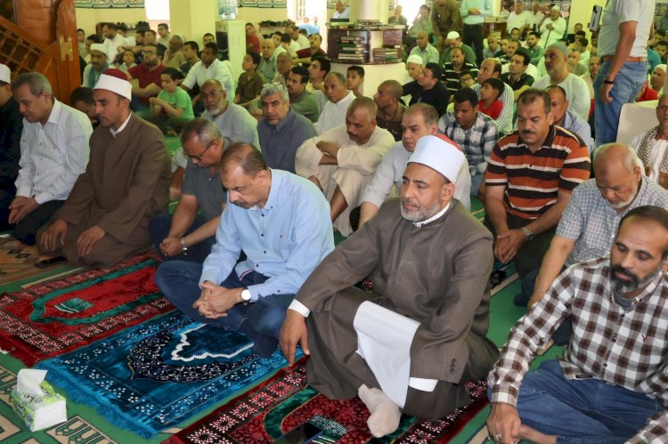 محافظ سوهاج يلتقي بالمواطنين عقب الصلاة