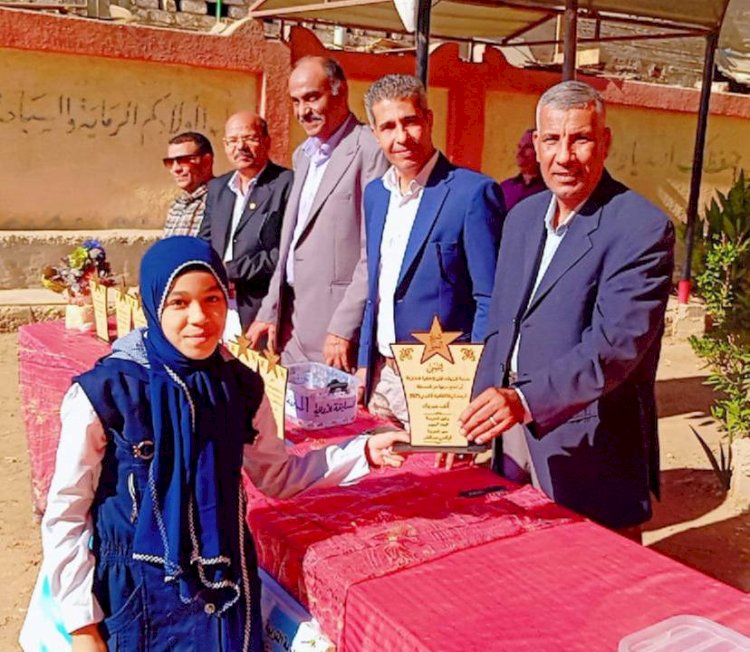 مدرسة الرزيقات قبلى الإعدادية تكرم أوائل الطلبة والفائزين بالمسابقة الرمضانية