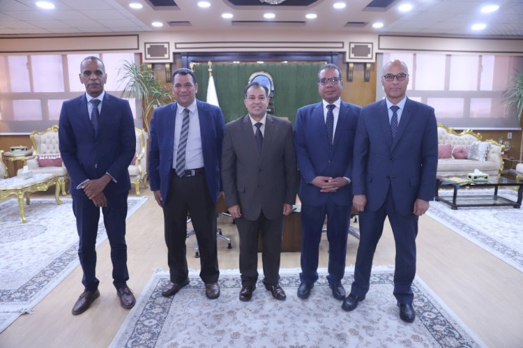 رئيس جامعة جنوب الوادي يستقبل وفد جهاز تنمية المشروعات المتوسطة والصغيرة