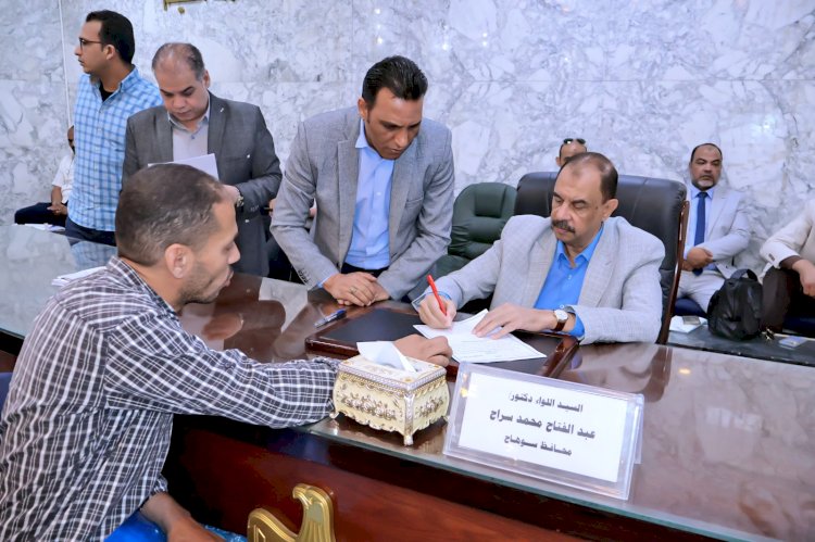 محافظ سوهاج يستمع الي المواطنين في اللقاء الجماهيري الأسبوعي