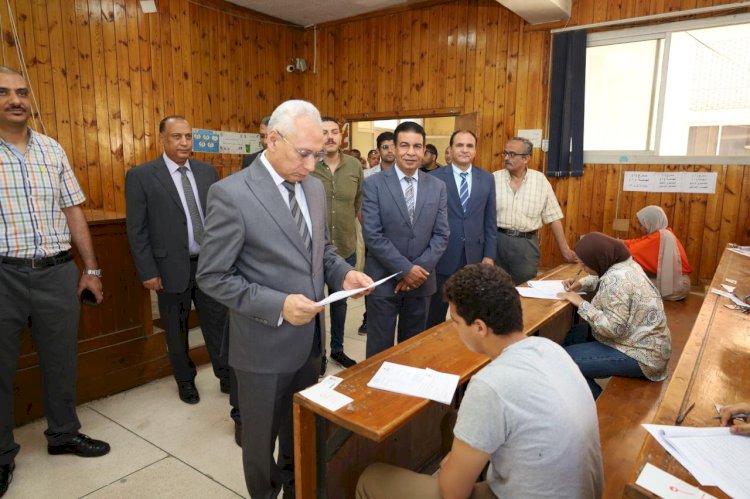 رئيس جامعة المنيا يواصل جولاته التفقدية لسير الامتحانات بكليتي العلوم والزراعة