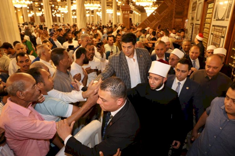 وزير الأوقاف يؤدي صلاة الجمعة بمسجد سيدنا الإمام الحسين