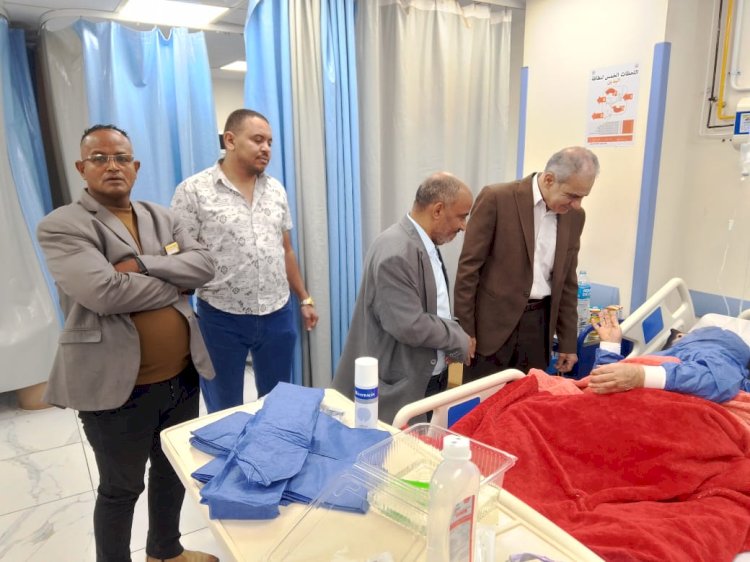 في ثاني أيام العيد.. رئيس جامعة أسوان يتفقد المستشفى الجامعي ويهنئ المرضى