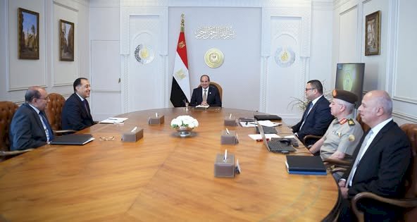 الرئيس السيسي يجتمع برئيس مجلس الوزراء ووزير الإسكان وعدد من المسؤولين