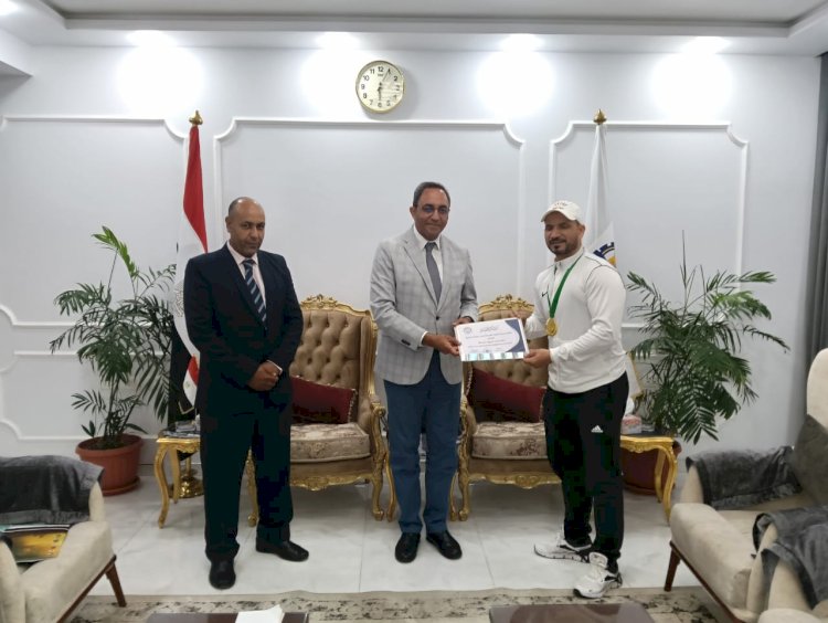 محافظ قنا يكرم بطل العالم في الووشو كونغ فو تقديرًا لإنجازاته الدولية