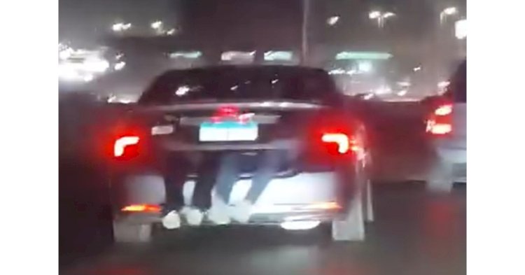 كشف فيديو قيام قائد سيارة بوضع طفلين داخل الشنطة الخلفية أثناء سيره بالقاهرة