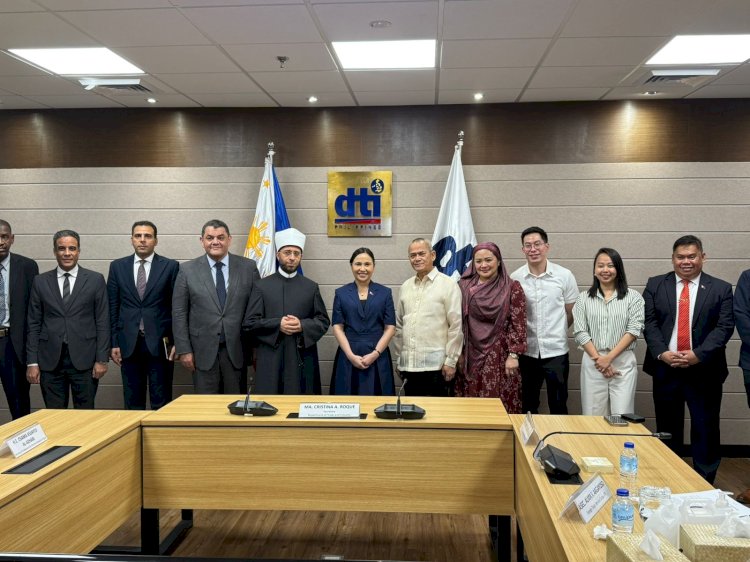 وزير الأوقاف يلتقي وزيرة التجارة والصناعة الفلبينية لبحث التعاون المشترك