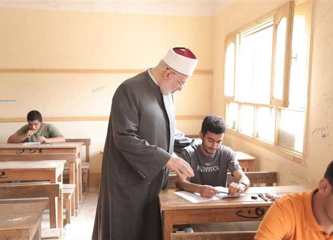 طلاب الثانوية الأزهرية في المنيا يؤدون امتحان الأحياء دون مشكلات