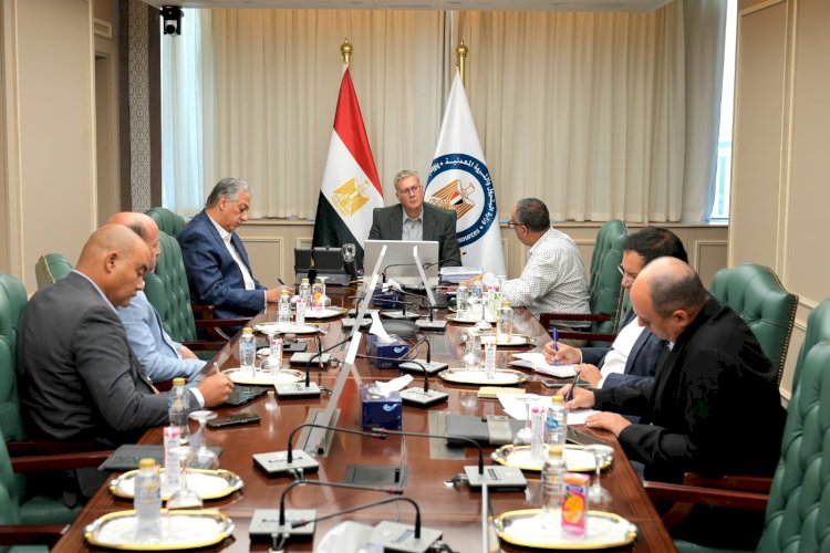 وزير البترول يتابع إجراءات العثور علي المفقودين بحادث البارج البحري