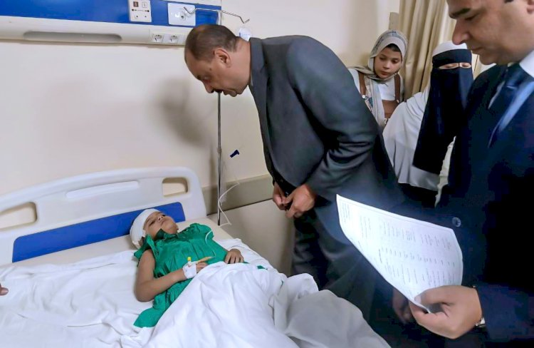 محافظ سوهاج يزور مصابي حادث طريق جهينة ـ طهطا ويطمئن على حالتهم الصحية