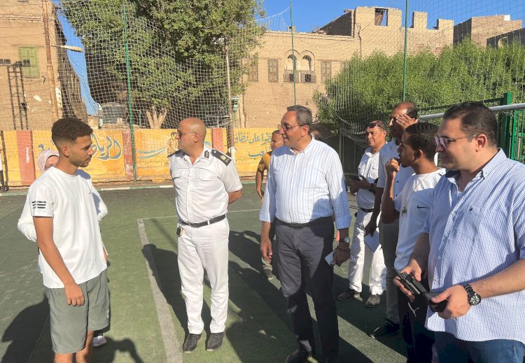 محافظ قنا يتفقد ملعب قرية كوم الضبع ويوجه بدعم المنشآت الشبابية ضمن حياة كريمة