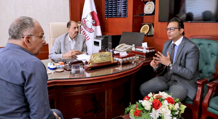 محافظ سوهاج يناقش الموقف التنفيذي لمستشفيات المحافظة
