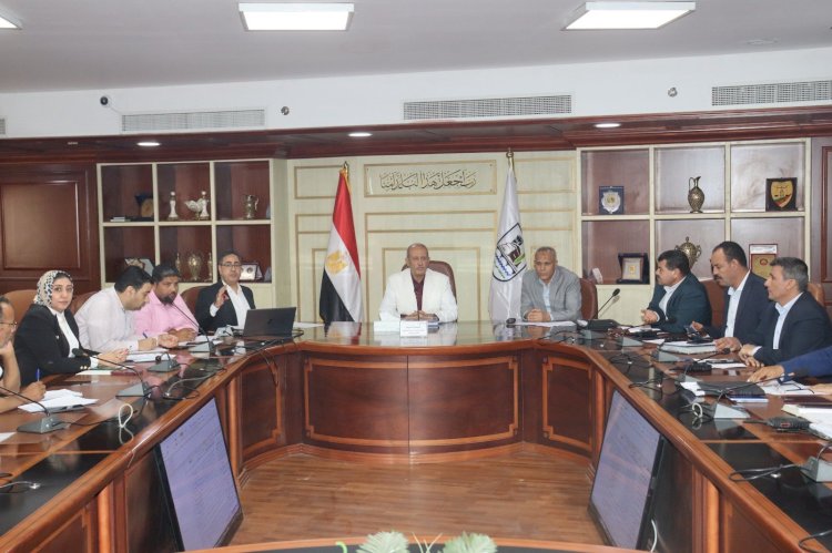سكرتيرعام بني سويف يعقد اجتماعاً لمناقشة موقف المشروعات الاستثمارية للعام الجديد