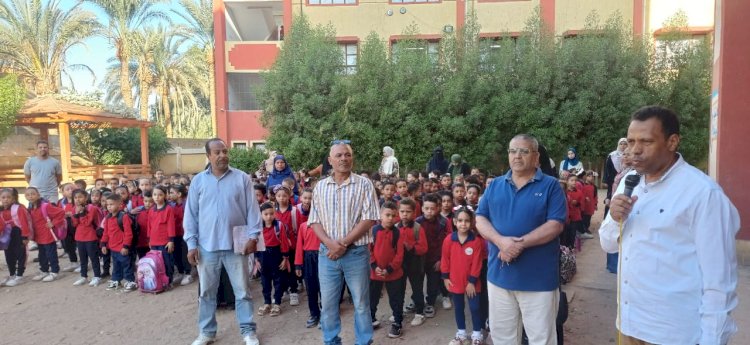 عبدالواحد يؤكد الانضباط والانتماء الوطني في طابور الصباح بمدرسة بخانس