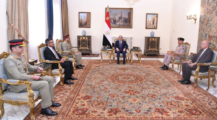 الرئيس السيسي يستقبل رئيس أركان القوات البرية الباكستانية