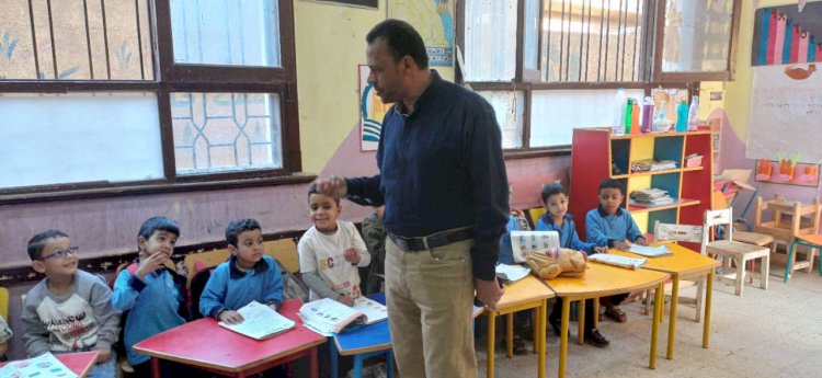 عبدالواحد يتفقد اختبارات أكتوبر ونسب الحضور بمدارس أبوتشت