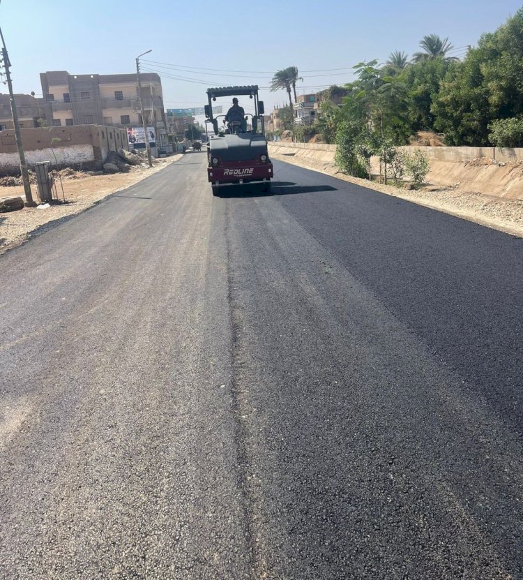 محافظ سوهاج يتابع أعمال رصف طريق بناويط  جهينة بمركز المراغة