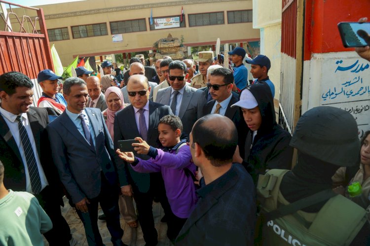 محافظ كفرالشيخ يتفقد معرض الأنشطة المدرسية بمدارس غرب المحافظة