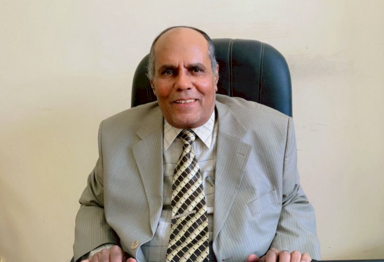 الشاعر الدكتور مصطفي رجب يكتب :والعَشَرَة ماشية !!