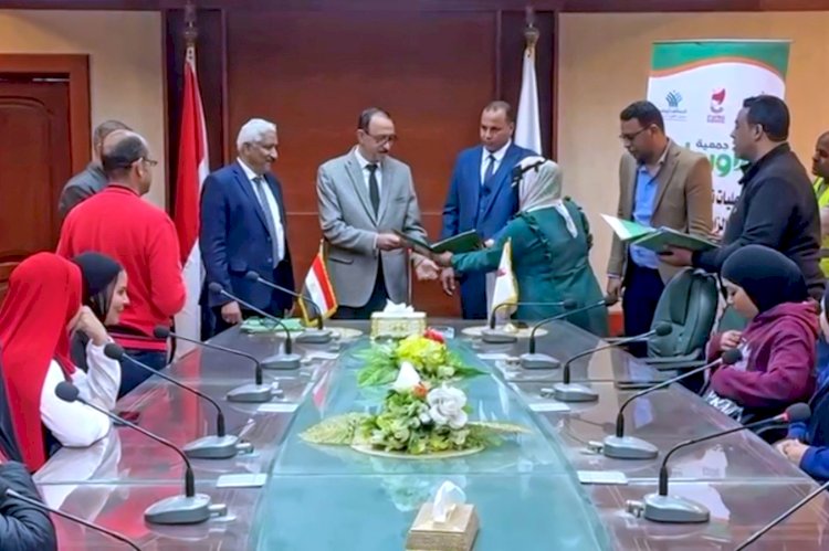 محافظ سوهاج يسلم 15 شيكا للعرائس الأولى بالرعاية بالتعاون مع جمعية الاورومان
