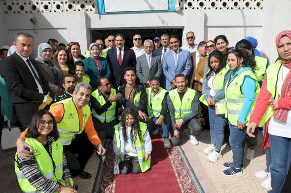 محافظ بني سويف يُعيّد على الأيتام والمُسنين ويوزّع عليهم الكعك والبسكويت
