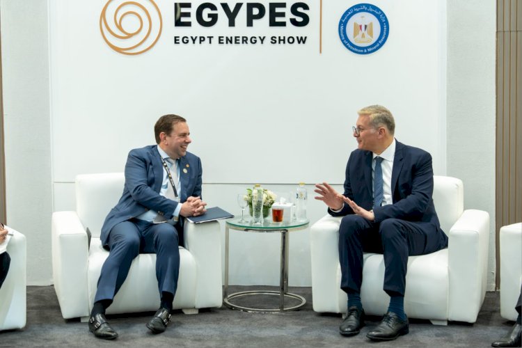 وزير البترول يلتقي رئيس أنشطة الغاز المتكاملة بشركة شل العالمية علي هامش ايجبس