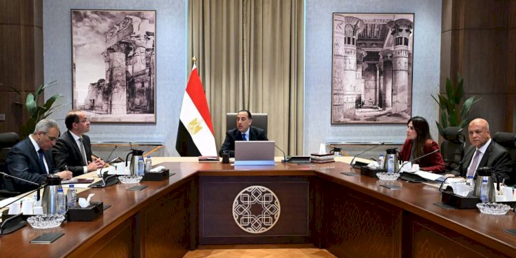 رئيس الوزراء يتابع خطط وإجراءات التوسع في مشروعات تحلية مياه البحر
