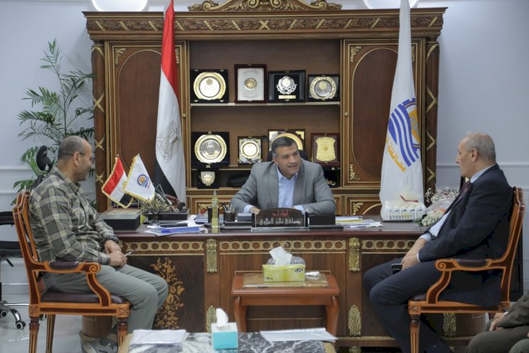 محافظ قنا يبحث مع رئيس مصر العليا للكهرباء تطوير الخدمات