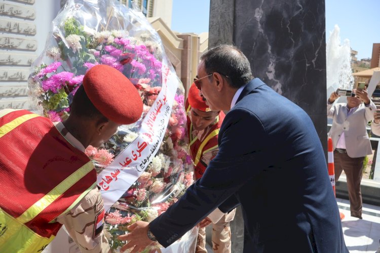 محافظ سوهاج يضع إكليل من الزهور على النصب التذكاري لشهداء المحافظة في عيدها القومي