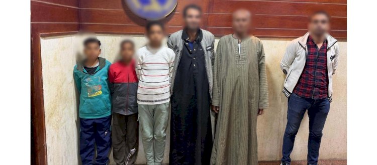 نكشف فيديو قيام 3 أشخاص بلعب القمار على مبالغ مالية بالجيزة