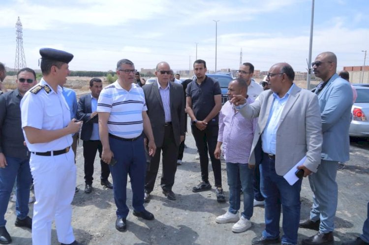 محافظ قنا يجري جولة بمدينة قنا الجديدة لتفقد مجمع المواقف والمزلقان