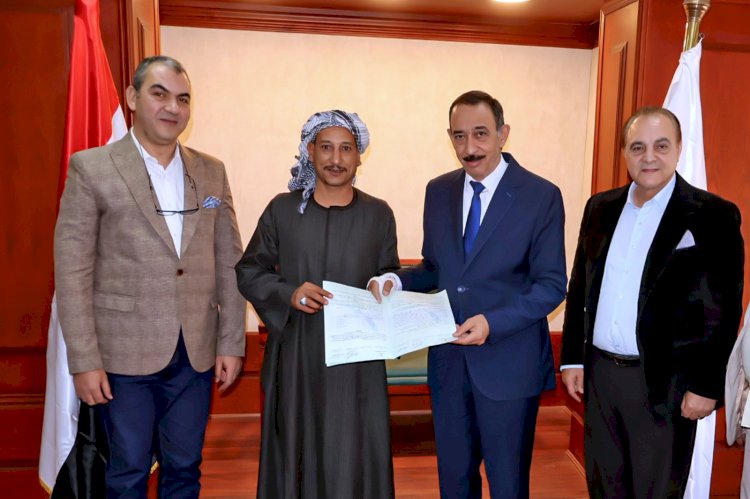 تسليم أول عقدين لمن قدمواعلى المنصة الوطنية لتقنين أراضي أملاك الدولة بسوهاج
