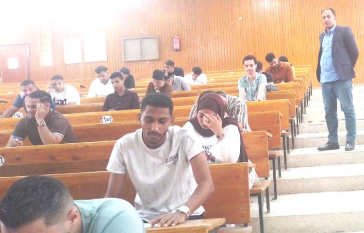 انتظام امتحان اللغة الفرنسية التكميلي لطلاب كلية الحقوق بجامعة قنا